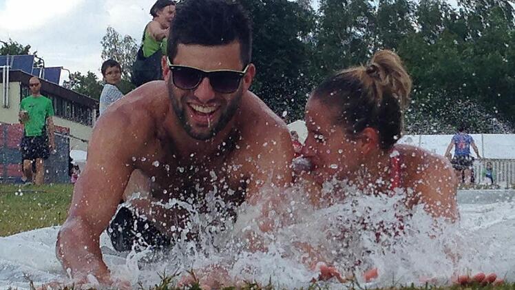 Abkühlung gab es unter anderem beim Folienrutschen.  Foto: Daniel Ruppert