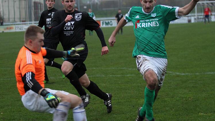 Florian Gundelsheimer (rechts) soll mit seiner Dynamik neuen Schwung in das Angriffsspiel des FC Sand bringen.