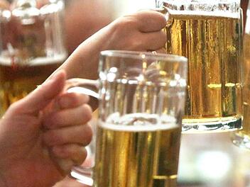 Ein paar Bier zu viel hatte ein 56-Jähriger getrunken, der sich nun wegen einer Alkoholfahrt, bei der er von Polizisten gestoppt wurde, vor dem Amtsgericht in Haßfurt verantworten musste.  Symbolbild: Jan Woitas/dpa