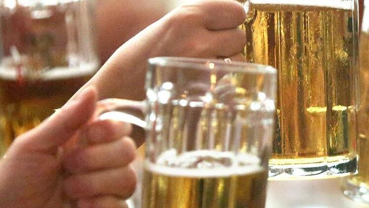 Ein paar Bier zu viel hatte ein 56-Jähriger getrunken, der sich nun wegen einer Alkoholfahrt, bei der er von Polizisten gestoppt wurde, vor dem Amtsgericht in Haßfurt verantworten musste.  Symbolbild: Jan Woitas/dpa