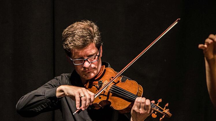 Das Philharmonische Quartett München, die Harfenistin Teresa Zimmermannund Egbert Tholl als Sprecher interpretierten "Die Maske des roten Todes" von Edgar Allen Poe in der Vertonung von André Caplet.Foto: Jochen Berger