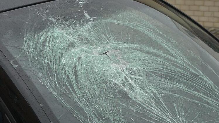 Bei dem Unfall in Strullendorf wurde die Windschutzscheibe des Autos eingedrückt. Die Seniorin wurde auf die Fahrbahn geschleudert. Dabei verletzte sie sich so schwer, dass sie wenig später verstarb. Foto: NEWS5 / Herse