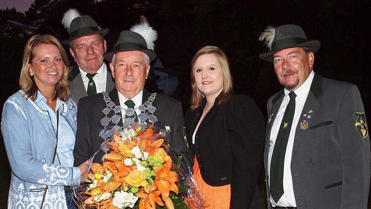 Glückwünsche für das neue Königshaus (von links):  Zweite Bürgermeisterin Sabine Rießner, 2. Ritter Ludwig Barth, Schützenkönig Winfried Weinbeer, 1. Ritterin Anna Kuchlbauer und Vorsitzender Robert Eichhorn.Alfred Thieret