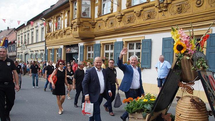 Politiker und Pfarrgemeinderäte bilden eine gemeinsame Gruppe.