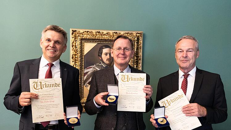 Der Fr&auml;nkische Bund zeichnete (von links) den Sonneberger B&uuml;rgermeister Heiko Voigt, den Th&uuml;ringer Ministerpr&auml;sidenten Bodo Ramelow und den Neustadter Oberb&uuml;rgermeister Frank Rebhan mit der Fr&auml;nkischen Verdienstmedaille aus.  Foto: Th&uuml;ringer Staatskanzlei
