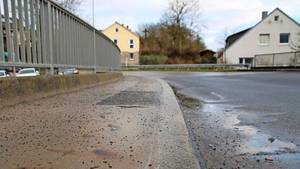 Jetzt ist das Gras verschwunden und der Riss verfüllt.