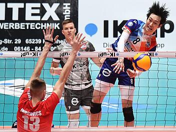 Nur Mathäus Jurkovics (links) ist auf Eltmanner Seite am Netz zu finden. Da lässt sich der überragende Japaner im Frankfurter Trikot, Masahiro Yangida, nicht zweimal bitten und erzielt per wuchtigem Schmetterschlag einen seiner 13 Punkte. Foto: Jan Huebner