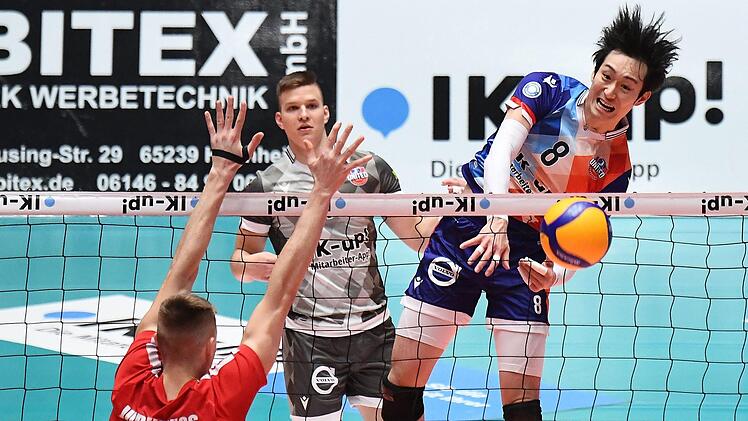 Nur Mathäus Jurkovics (links) ist auf Eltmanner Seite am Netz zu finden. Da lässt sich der überragende Japaner im Frankfurter Trikot, Masahiro Yangida, nicht zweimal bitten und erzielt per wuchtigem Schmetterschlag einen seiner 13 Punkte. Foto: Jan Huebner