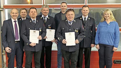 Drei Feuerwehrleute wurden für lange Dienstzeit geehrt. Im Bild (von links): stellvertretender Landrat Jörg Kunstmann, stellvertretender Vorsitzender Jens Rödel, Stephan Stübinger, Helmut Bär, Bürgermeister der Marktgemeinde Thurnau, Martin Bernre...
