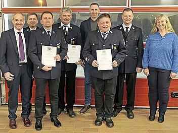 Drei Feuerwehrleute wurden f&uuml;r lange Dienstzeit geehrt. Im Bild (von links): stellvertretender Landrat J&ouml;rg Kunstmann, stellvertretender Vorsitzender Jens R&ouml;del, Stephan St&uuml;binger, Helmut B&auml;r, B&uuml;rgermeister der Marktgemeinde Thurnau, Martin Bernre...