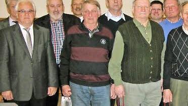 Sonnefelds Bürgermeister Rainer Marr (links) zeichnete im Auftrag von Landart Michael Busch Feldgeschworene aus Coburger Landkreisgemeinden für 25, 40 und 50 Jahre ehrenamtlichen Einsatz aus.