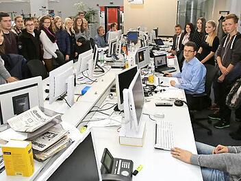 29 Schülerinnen und Schüler aus dem Bamberg, Forchheim, den Haßbergen, Michelau, Küps, Kronach schauten in der Zentralredaktion den Redakteuren (vorne Christian Pack und Adrian Grodel) über die Schulter und erlebten live, wie die heutige Ausgabe entstanden ist. Foto: Barbara Herbst