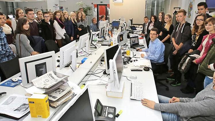 29 Schülerinnen und Schüler aus dem Bamberg, Forchheim, den Haßbergen, Michelau, Küps, Kronach schauten in der Zentralredaktion den Redakteuren (vorne Christian Pack und Adrian Grodel) über die Schulter und erlebten live, wie die heutige Ausgabe entstanden ist. Foto: Barbara Herbst