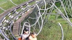 Mal auf, mal ab geht es mit den Sommerschlitten auf der Rodelbahn. Wer braucht schon Schnee, wenn es im warmen Sonnenschein genauso geht?  Foto: PR