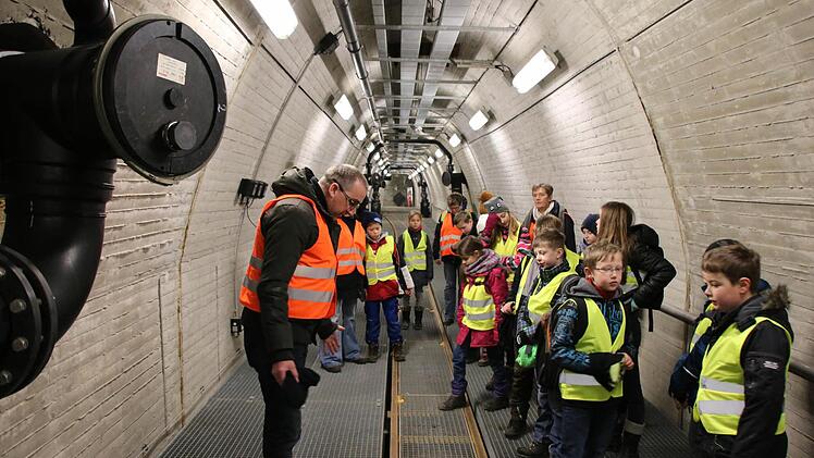 Im Kontrollgang unter der Deponie münden alle Drainageleitungen, in denen das Sickerwasser gesammelt und zur Aufbereitung geleitet wird. Foto: Ralf Ruppert