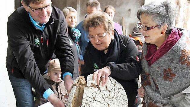 n einem Laib Brot wurde aufgezeigt, welcher Anteil beim Bauern ankommt (von links): Robert Ort, Evi Derrer und Agnes Eger  Foto: Richard S&auml;nger