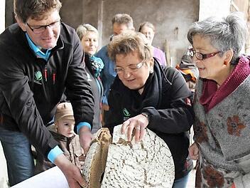 n einem Laib Brot wurde aufgezeigt, welcher Anteil beim Bauern ankommt (von links): Robert Ort, Evi Derrer und Agnes Eger  Foto: Richard Sänger