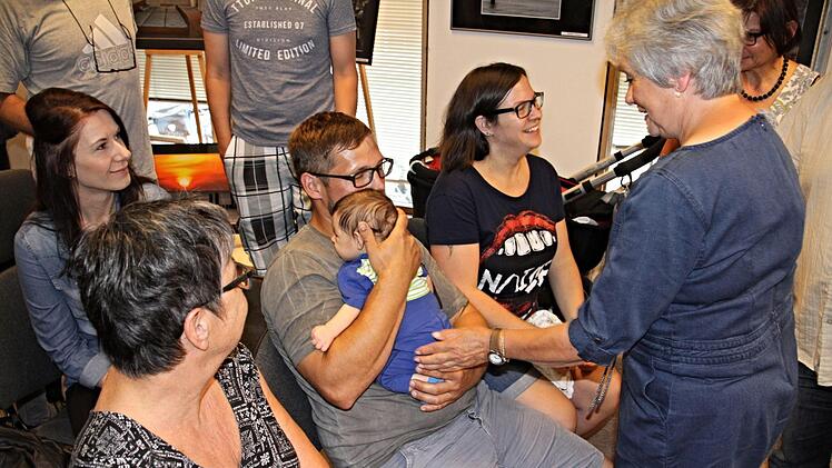 Gelegenheit zum Austausch bestand auch. Der jüngste Besucher war wohl der Sohn der 2. Vorsitzenden des Foto-Creativ Kreis Ebern, Ilona Elflein (sitzend rechts), hier auf dem Arm vom Papa. Mit auf dem Bild Clubmeisterin Melanie Stäudler (hinten links). Foto: Helmut Will