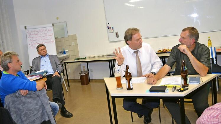 Landrat Klaus Löffler (weißes Hemd) diskutiert mit Gewerkschaftern über die Zukunft im Landkreis Kronach. Rechts neben dem Landrat sitzt der katholische Betriebsseelsorger Eckhard Joey Schneider. Foto: K.- H. Hofmann