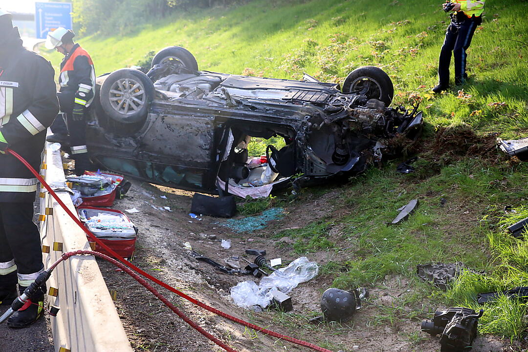 Auto überschlägt sich im Baustellenbereich auf der A6 im Kreis Roth