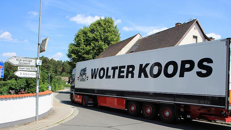 Wenn die 40-Tonner auf der Umleitungsstrecke durch Zeckern fahren, ist an manchen Stellen für  Gegenverkehr kein Platz mehr.  Foto: Andreas Dorsch