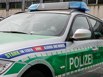 Nachdem ein Mann mit einer echt aussehenden Spielzeug-Maschinenpistole durch die Bamberger Innenstadt spazierte, fahndeten mehrere Polizeistreifen nach dem  Mann. Symbolfoto: Christopher Schulz