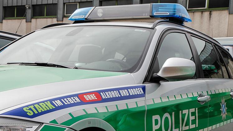 Nachdem ein Mann mit einer echt aussehenden Spielzeug-Maschinenpistole durch die Bamberger Innenstadt spazierte, fahndeten mehrere Polizeistreifen nach dem  Mann. Symbolfoto: Christopher Schulz