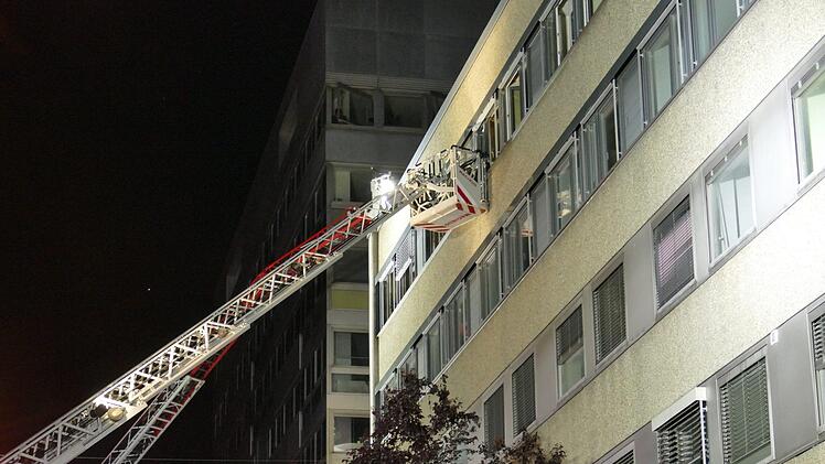 Nächtlicher Feuerwehreinsatz in Nürnberg: In einem Bürogebäude in der Praterstraße war in der Nacht auf Dienstag ein Brand ausgebrochen. Foto: NEWS5 / Oßwald