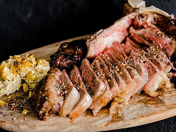 Das Gericht "Bistecca alla Fiorentina" ist ein Highlight in diesem Sommer.  Foto: Kristin Kehr, Steelraum