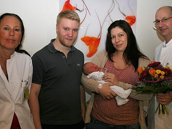 Oberärztin Dr. Dirgis Langel (links) und  Prof. Dr. Christoph Mundhenke, Chefarzt der Frauenklinik der Klinikum Bayreuth GmbH (rechts), gratulierten den Eltern Christoph Münch und Stefanie Giese zur Geburt ihres Sohnes Jonathan Münch. Foto: Klinikum Bayreuth