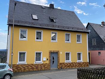 Heute vor genau 75 Jahren verloren allein in diesem Haus an einem Samstagvormittag elf Menschen ihr Leben. Im dahinter liegenden Anwesen hat ein Granatsplitter den dreijährigen Anton Simon am Kopf getroffen und getötet. Michael Wunder