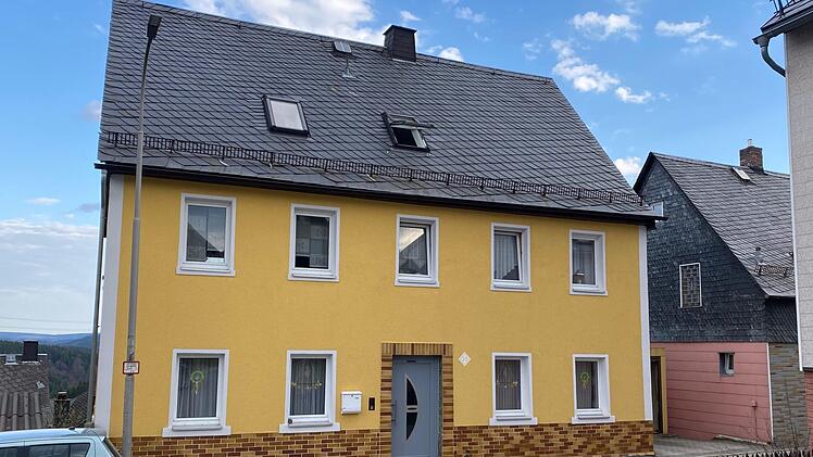 Heute vor genau 75 Jahren verloren allein in diesem Haus an einem Samstagvormittag elf Menschen ihr Leben. Im dahinter liegenden Anwesen hat ein Granatsplitter den dreijährigen Anton Simon am Kopf getroffen und getötet. Michael Wunder