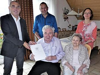 Glückwünsche für Ewald Fischer; mit im Bild (von links) Bürgermeister Alexander Wunderlich (CSU), Sohn Roland, Ehefrau Elsa und Tochter Heidrun Erlmann