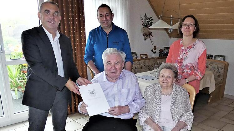 Glückwünsche für Ewald Fischer; mit im Bild (von links) Bürgermeister Alexander Wunderlich (CSU), Sohn Roland, Ehefrau Elsa und Tochter Heidrun Erlmann