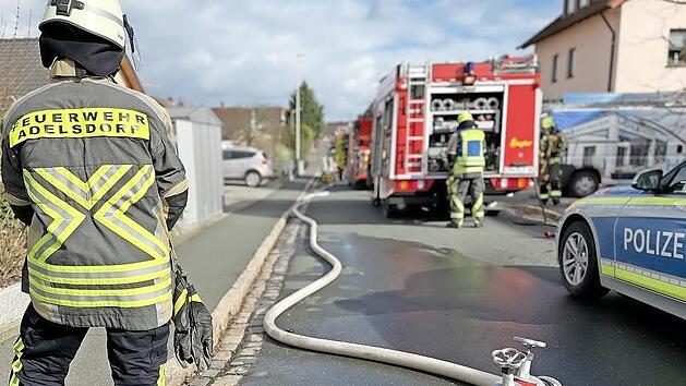 Die Feuerwehr brachte den Brand der Gartenlaube in Adelsdorf rasch unter Kontrolle.