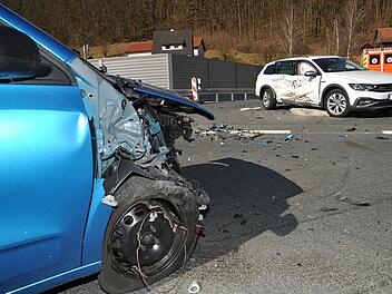 Rund 25.000 Euro Sachschaden und drei Verletzte sind die Bilanz eines Unfalls bei Untersteinach.