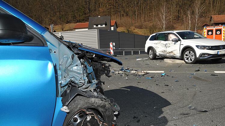 Rund 25.000 Euro Sachschaden und drei Verletzte sind die Bilanz eines Unfalls bei Untersteinach.