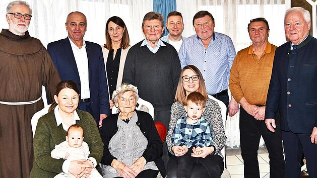 Tina Jungkunz (vorn Mitte) an ihrem 95. Geburtstag mit ihren beiden Söhnen Edwin und Wilmar (Bildmitte v. l.), deren Familien und Angehörigen sowie Pater Rufus (l.), Bürgermeister Robert Hümmer (Zweiter v. l.) und stellvertretendem Landrat Helmut ...