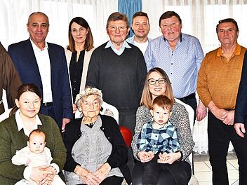 Tina Jungkunz (vorn Mitte) an ihrem 95. Geburtstag mit ihren beiden Söhnen Edwin und Wilmar (Bildmitte v. l.), deren Familien und Angehörigen sowie Pater Rufus (l.), Bürgermeister Robert Hümmer (Zweiter v. l.) und stellvertretendem Landrat Helmut ...
