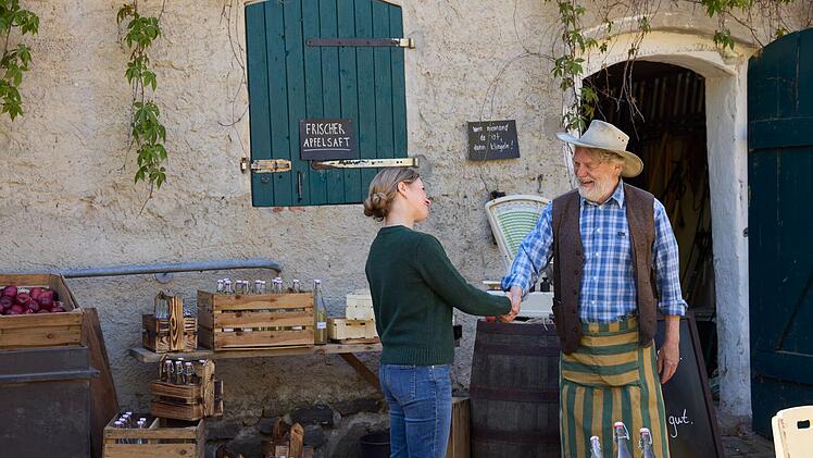 Laura Albers (Diana Staehly) und Georg Arntz (Volker Meyer-Dabisch) treffen sich auf dem Apfelhof.