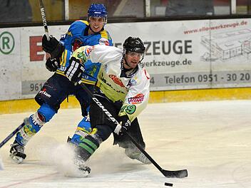 HEC-Spielertrainer Daniel Jun (am Puck) reagierte ungehalten auf die dürftige Vorstellung der Schiedsrichter, erkannte aber den verdienten Erfolg der Icehogs aus Pfaffenhofen an. Fotos: Picturedreams