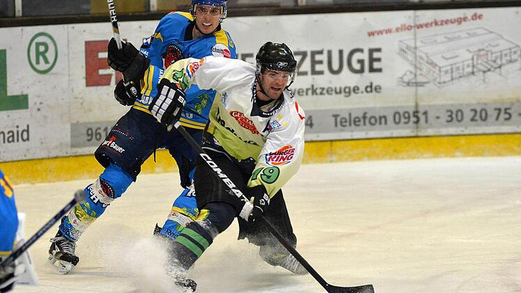 HEC-Spielertrainer Daniel Jun (am Puck) reagierte ungehalten auf die dürftige Vorstellung der Schiedsrichter, erkannte aber den verdienten Erfolg der Icehogs aus Pfaffenhofen an. Fotos: Picturedreams