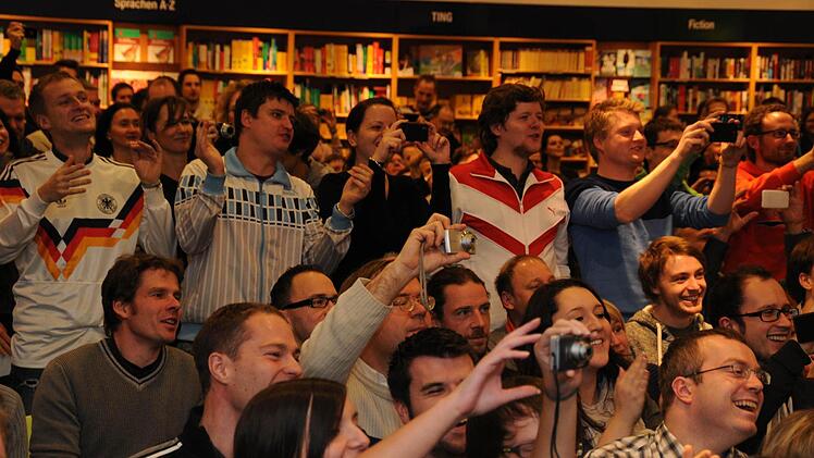 Die Fans jubeln.
