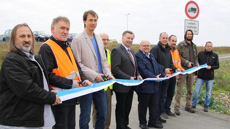 Beim Band-Durchschneiden waren mit dabei: (von links) Reinhold Kiesel und Hartmut Pianski vom Staatlichen Bauamt, Planer Frank Braun, Polizist Alfons Geisel, die beiden Bürgermeister Reinhold Stahl (Poppenhausen) und Siegfried Erhard (Oerlenbach), Matthias Wacker vom Staatlichen Bauamt, Jochen Schmidt von der Firma August Ullrich, Peter Piel von der Naturschutzbehörde und Stefan Zehe vom Staatlichen Bauamt. Foto: Ralf Ruppert