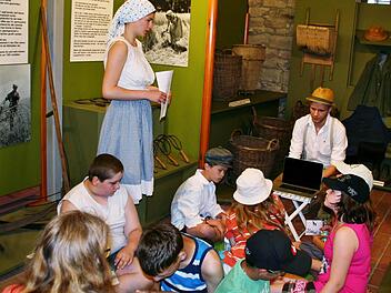 Moderne Technik macht die Vergangenheit lebendig: Studenten wollten als Bauer Ben und Bäuerin Tonia das Volkskundemuseum im Schloss Aschach via Laptop für die Kinder der Franz-von Prümmer Schule erlebbar machen. Foto: Werner Vogel