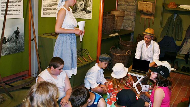Moderne Technik macht die Vergangenheit lebendig: Studenten wollten als Bauer Ben und Bäuerin Tonia das Volkskundemuseum im Schloss Aschach via Laptop für die Kinder der Franz-von Prümmer Schule erlebbar machen. Foto: Werner Vogel