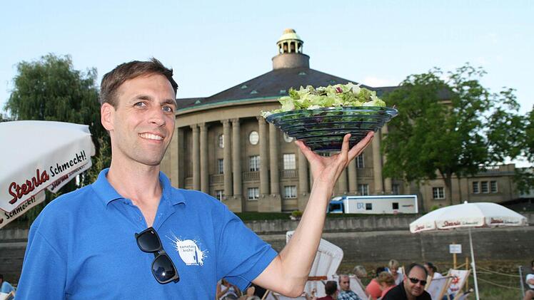 Immer frisch: Joachim Krohn vom Stadtstrand bringt leckeren Salat.