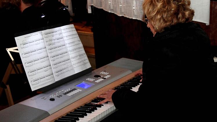 Jelena Roos am Klavier Foto: Johanna Blum
