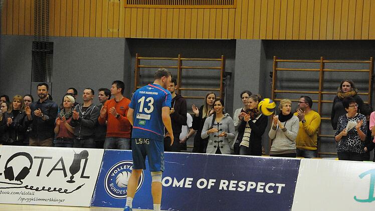 1:3 gegen den Tabellenführer verloren, aber wieder viele Sympathie-Punkte gewonnen haben Hammelburgs Volleyballer (blaue Trikots). Foto: Hopf