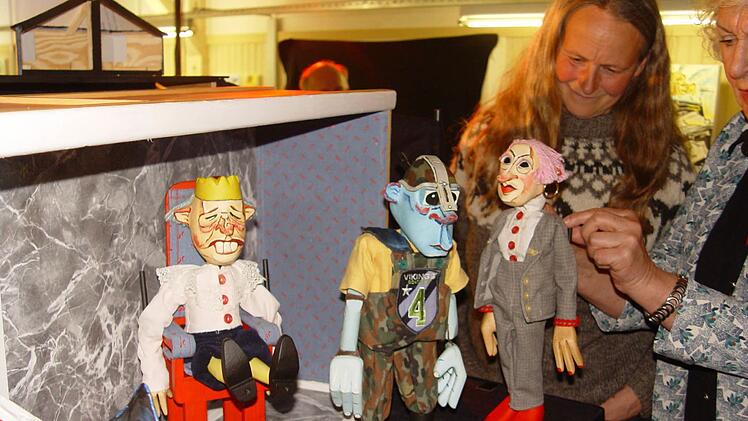 Zuschauer nutzten am Ende der Aufführung die Möglichkeit, "backstage" die Figuren-(Puppen) anzuschauen. Foto: B. Kempe-Wolf